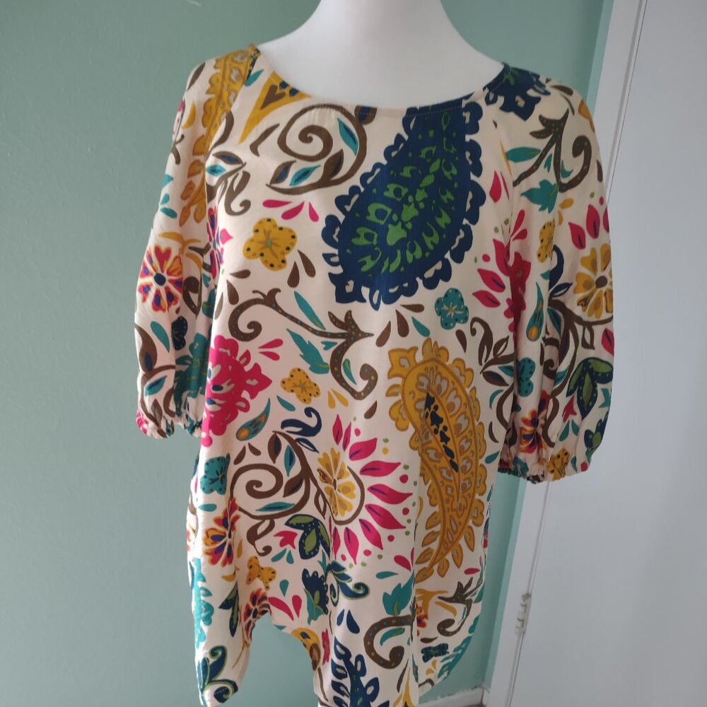 CeCe Paisley Print Short Sleeved Blouse. Size L